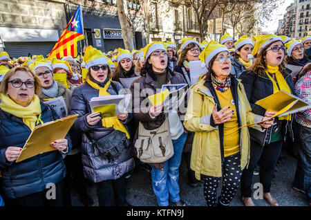 Barcellona, in Catalogna, Spagna. 24 dicembre, 2017. Diversi partecipanti hanno visto durante le prove delle canzoni di Natale. Il catalano organizzazioni sovereigntists Omnium e ANC, hanno chiamato un canto di Natale per la libertà di fronte al Barcellona il Modelo di prigione. Diverse centinaia di persone hanno cantato tradizionali canzoni Natalizie nonché inni, in memoria dei membri del governo catalano sospeso ancora in carcere. Credito: Copyright Paco Freire/SOPA/ZUMA filo/Alamy Live News Foto Stock