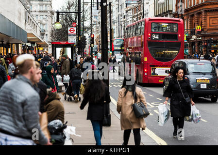 Londra, Regno Unito. Il 24 dicembre 2017. Regno Unito meteo. Migliaia di acquirenti di Natale visita London Oxford Street, uno d'Europa preferito e frequentate mete dello shopping, su di un clima mite e nuvoloso giorno per acquistare last minute presenta. Vigilia di Natale cade di domenica questo anno così i negozi possono stare solo aperto per sei ore, causando una fretta prima i negozi ri-aprire per Boxing Day vendite. Foto Stock