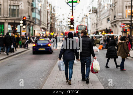 Londra, Regno Unito. Il 24 dicembre 2017. Regno Unito meteo. Migliaia di acquirenti di Natale visita London Oxford Street, uno d'Europa preferito e frequentate mete dello shopping, su di un clima mite e nuvoloso giorno per acquistare last minute presenta. Vigilia di Natale cade di domenica questo anno così i negozi possono stare solo aperto per sei ore, causando una fretta prima i negozi ri-aprire per Boxing Day vendite. Foto Stock