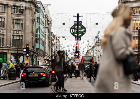 Londra, Regno Unito. Il 24 dicembre 2017. Regno Unito meteo. Migliaia di acquirenti di Natale visita London Oxford Street, uno d'Europa preferito e frequentate mete dello shopping, su di un clima mite e nuvoloso giorno per acquistare last minute presenta. Vigilia di Natale cade di domenica questo anno così i negozi possono stare solo aperto per sei ore, causando una fretta prima i negozi ri-aprire per Boxing Day vendite. Foto Stock