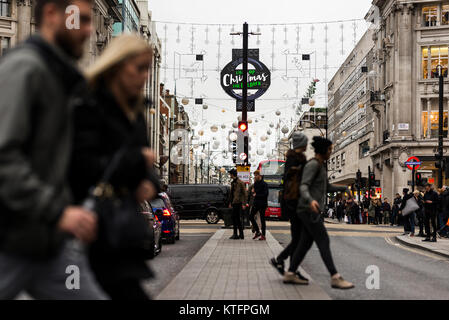 Londra, Regno Unito. Il 24 dicembre 2017. Regno Unito meteo. Migliaia di acquirenti di Natale visita London Oxford Street, uno d'Europa preferito e frequentate mete dello shopping, su di un clima mite e nuvoloso giorno per acquistare last minute presenta. Vigilia di Natale cade di domenica questo anno così i negozi possono stare solo aperto per sei ore, causando una fretta prima i negozi ri-aprire per Boxing Day vendite. Foto Stock