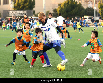 Chiba, Giappone. 24 dicembre, 2017. Riscontro giapponese Keisuke Honda del Messico della CF Pachuca gioca con i bambini per una carità football clinic presso il Parco Zozo Honda Area di calcio in Chiba, suburbana Tokyo domenica, 24 dicembre 2017. Honda e il suo sponsor All Nippon Airways (ANA) faranno una donazione per il Messico come un forte terremoto ha colpito il paese nel mese di settembre. Credito: Yoshio Tsunoda/AFLO/Alamy Live News Foto Stock