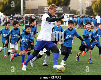 Chiba, Giappone. 24 dicembre, 2017. Riscontro giapponese Keisuke Honda del Messico della CF Pachuca gioca con i bambini per una carità football clinic presso il Parco Zozo Honda Area di calcio in Chiba, suburbana Tokyo domenica, 24 dicembre 2017. Honda e il suo sponsor All Nippon Airways (ANA) faranno una donazione per il Messico come un forte terremoto ha colpito il paese nel mese di settembre. Credito: Yoshio Tsunoda/AFLO/Alamy Live News Foto Stock