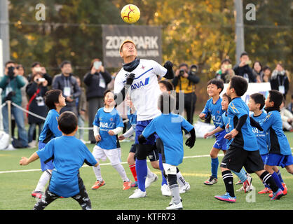 Chiba, Giappone. 24 dicembre, 2017. Riscontro giapponese Keisuke Honda del Messico della CF Pachuca gioca con i bambini per una carità football clinic presso il Parco Zozo Honda Area di calcio in Chiba, suburbana Tokyo domenica, 24 dicembre 2017. Honda e il suo sponsor All Nippon Airways (ANA) faranno una donazione per il Messico come un forte terremoto ha colpito il paese nel mese di settembre. Credito: Yoshio Tsunoda/AFLO/Alamy Live News Foto Stock