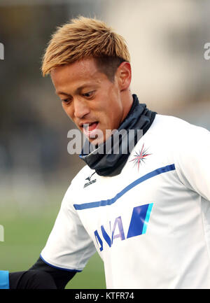 Chiba, Giappone. 24 dicembre, 2017. Riscontro giapponese Keisuke Honda del Messico della CF Pachuca gioca con i bambini per una carità football clinic presso il Parco Zozo Honda Area di calcio in Chiba, suburbana Tokyo domenica, 24 dicembre 2017. Honda e il suo sponsor All Nippon Airways (ANA) faranno una donazione per il Messico come un forte terremoto ha colpito il paese nel mese di settembre. Credito: Yoshio Tsunoda/AFLO/Alamy Live News Foto Stock