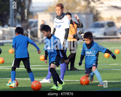 Chiba, Giappone. 24 dicembre, 2017. Riscontro giapponese Keisuke Honda del Messico della CF Pachuca gioca con i bambini per una carità football clinic presso il Parco Zozo Honda Area di calcio in Chiba, suburbana Tokyo domenica, 24 dicembre 2017. Honda e il suo sponsor All Nippon Airways (ANA) faranno una donazione per il Messico come un forte terremoto ha colpito il paese nel mese di settembre. Credito: Yoshio Tsunoda/AFLO/Alamy Live News Foto Stock