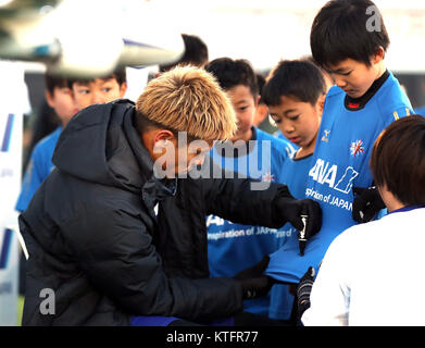 Chiba, Giappone. 24 dicembre, 2017. Riscontro giapponese Keisuke Honda del Messico della CF Pachuca dà il suo autography ai bambini aftder egli ha dato un calcio di beneficenza clinic presso il Parco Zozo Honda Area di calcio in Chiba, suburbana Tokyo domenica, 24 dicembre 2017. Honda e il suo sponsor All Nippon Airways (ANA) faranno una donazione per il Messico come un forte terremoto ha colpito il paese nel mese di settembre. Credito: Yoshio Tsunoda/AFLO/Alamy Live News Foto Stock