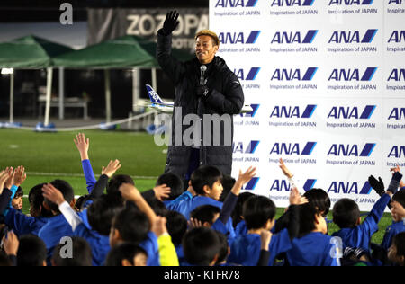 Chiba, Giappone. 24 dicembre, 2017. Riscontro giapponese Keisuke Honda del Messico della CF Pachuca parla ai figli dopo di lui diede un calcio di beneficenza clinic presso il Parco Zozo Honda Area di calcio in Chiba, suburbana Tokyo domenica, 24 dicembre 2017. Honda e il suo sponsor All Nippon Airways (ANA) faranno una donazione per il Messico come un forte terremoto ha colpito il paese nel mese di settembre. Credito: Yoshio Tsunoda/AFLO/Alamy Live News Foto Stock