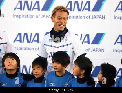 Chiba, Giappone. 24 dicembre, 2017. Riscontro giapponese Keisuke Honda del Messico della CF Pachuca pone con i bambini per la foto dopo che egli ha dato un calcio di beneficenza clinic presso il Parco Zozo Honda Area di calcio in Chiba, suburbana Tokyo domenica, 24 dicembre 2017. Honda e il suo sponsor All Nippon Airways (ANA) faranno una donazione per il Messico come un forte terremoto ha colpito il paese nel mese di settembre. Credito: Yoshio Tsunoda/AFLO/Alamy Live News Foto Stock