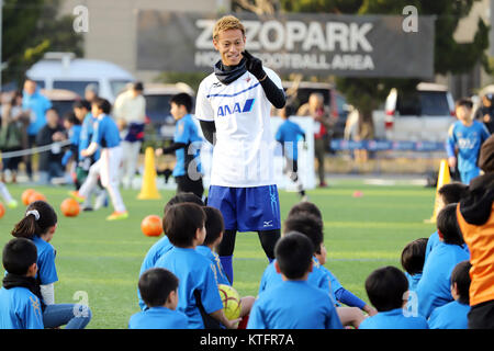 Chiba, Giappone. 24 dicembre, 2017. Riscontro giapponese Keisuke Honda del Messico della CF Pachuca parla ai bambini per una carità football clinic presso il Parco Zozo Honda Area di calcio in Chiba, suburbana Tokyo domenica, 24 dicembre 2017. Honda e il suo sponsor All Nippon Airways (ANA) faranno una donazione per il Messico come un forte terremoto ha colpito il paese nel mese di settembre. Credito: Yoshio Tsunoda/AFLO/Alamy Live News Foto Stock