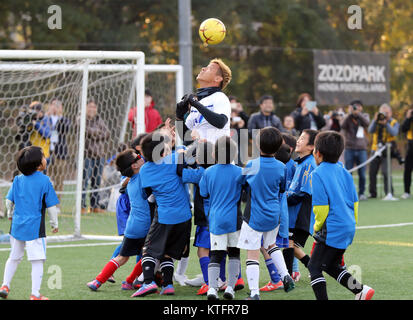 Chiba, Giappone. 24 dicembre, 2017. Riscontro giapponese Keisuke Honda del Messico della CF Pachuca gioca con i bambini per una carità football clinic presso il Parco Zozo Honda Area di calcio in Chiba, suburbana Tokyo domenica, 24 dicembre 2017. Honda e il suo sponsor All Nippon Airways (ANA) faranno una donazione per il Messico come un forte terremoto ha colpito il paese nel mese di settembre. Credito: Yoshio Tsunoda/AFLO/Alamy Live News Foto Stock