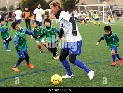 Chiba, Giappone. 24 dicembre, 2017. Riscontro giapponese Keisuke Honda del Messico della CF Pachuca gioca con i bambini per una carità football clinic presso il Parco Zozo Honda Area di calcio in Chiba, suburbana Tokyo domenica, 24 dicembre 2017. Honda e il suo sponsor All Nippon Airways (ANA) faranno una donazione per il Messico come un forte terremoto ha colpito il paese nel mese di settembre. Credito: Yoshio Tsunoda/AFLO/Alamy Live News Foto Stock