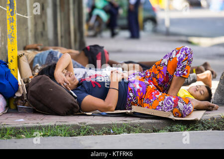 Cebu City, Filippine. 25 Dic, 2017. Persone senza dimora lungo il marciapiede di una strada principale sul giorno di Natale mattina 2017,Cebu, Filippine Credito: galleria immagini2/Alamy Live News Foto Stock