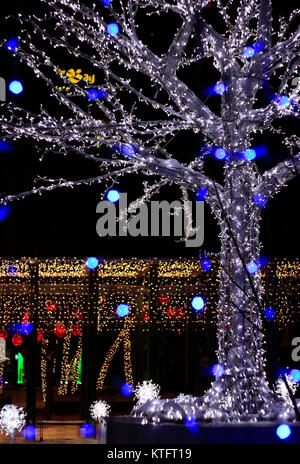 Yorkville, Toronto, Canada. 25 Dic, 2017. Le luci di Natale a Yorkville Village alla vigilia di Natale, 24 dicembre 2017. Credito: CharlineXia/Alamy Live News Foto Stock