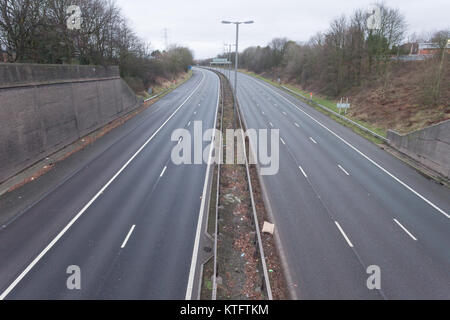 Quinton, West Midlands, Regno Unito. 25 dicembre, 2017. Il normalmente estremamente occupato tratto di autostrada M5 che attraversa Birmingham è vuota del traffico in corrispondenza di 8.00am il giorno di Natale mattina. Foto Stock