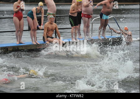 Londra, Regno Unito. 25 Dic, 2017. Annuale Giorno di Natale nuotare a serpentina in Hyde Park.Questo Natale nuotare è 100 yard corso per la Peter Pan Cup. Esso è stato tenuto ogni Natale a partire dal 1864. Credito: JOHNNY ARMSTEAD/Alamy Live News Foto Stock