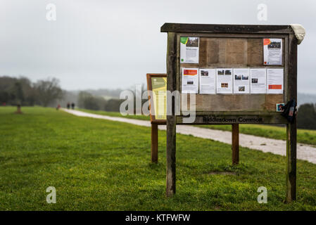 Londra, Regno Unito. 25 Dic, 2017. Regno Unito Meteo. La mattina presto per chi ama fare jogging e cane walkers faccia un avviamento a freddo con bagnato e condizioni blustery la mattina di Natale a Riddlesdown comune, in South London Borough of Croydon, vicino alla punta settentrionale del North Downs. Le temperature sono dovrebbe essere mite tutto il giorno, con venti in aumento durante il pomeriggio. Credito: Francesca Moore/Alamy Live News Foto Stock