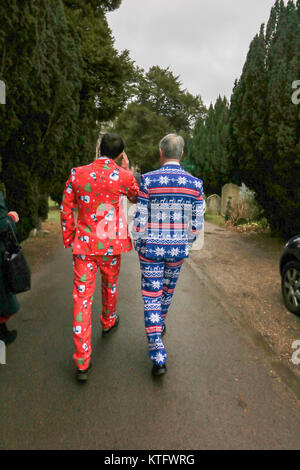 Londra, Regno Unito. 25 Dic, 2017. Churchgoers vestita a festa colorati Rudolf e Santa costumi modellato frequentare un servizio di chiesa nella chiesa di Santa Maria a Wimbledon Credito: amer ghazzal/Alamy Live News Foto Stock