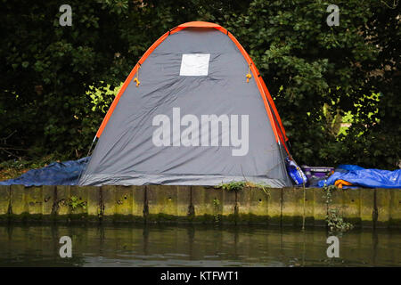 Harringay, a nord di Londra, Regno Unito. 25 Dic, 2017. Un senzatetto dormire in una tenda in un Finsbury Park il giorno di Natale sul bordo del fiume di nuovo. Credito: Dinendra Haria/Alamy Live News Foto Stock