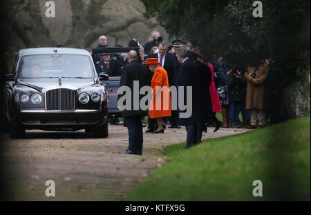 Sandringham, Norfolk, Regno Unito. 25 Dic, 2017. La regina di lasciare la chiesa il giorno di Natale, Sandringham, Norfolk, 25 dicembre, 2017. Credito: Barbara Cook/Alamy Live News Foto Stock