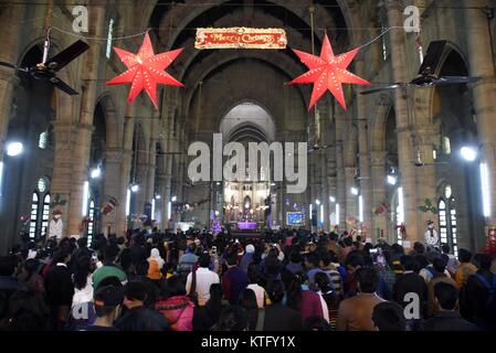 Di Allahabad, Uttar Pradesh, India. 25 Dic, 2017. Il popolo cristiano di offrire la preghiera a tutti i Santi chiesa cattedrale in occasione della festa di Natale nella celebrazione di Allahabad. Credito: Prabhat Kumar Verma/ZUMA filo/Alamy Live News Foto Stock