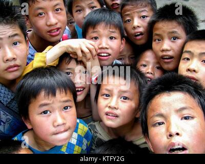 (171225) -- NANNING, 25 dicembre, 2017 (Xinhua) -- i bambini sono visti al Nongyong scuola primaria in Bansheng township di Dahua Yao contea autonoma, a sud della Cina di Guangxi Zhuang Regione autonoma, Giugno 1, 2016. I servizi della scuola è stata migliorata, che ha offerto ai bambini nella zona montagnosa di sapere di più circa il mondo esterno. A causa di condizioni ambientali difficili come la desertificazione sassosi e rilievi montuosi, Guangxi è stata per lungo tempo un meno sviluppata area in Cina. Negli ultimi anni il governo locale effettuato molte misurazioni per la riduzione della povertà. Te Foto Stock