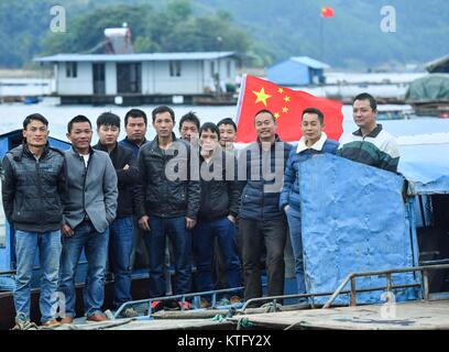 (171225) -- NANNING, 25 dicembre, 2017 (Xinhua) -- gabbia gli allevatori di pesce sono visibili nel serbatoio Tianshengqiao area di Longlin County, a sud della Cina di Guangxi Zhuang Regione autonoma, nov. 21, 2017. Poiché degli anni novanta, il governo locale ha aiutato il trasferito persone vicino al Tianshengqiao stazione idroelettrica per sviluppare il settore della pesca. A causa di condizioni ambientali difficili come la desertificazione sassosi e rilievi montuosi, Guangxi è stata per lungo tempo un meno sviluppata area in Cina. Negli ultimi anni il governo locale effettuato molte misurazioni per la riduzione della povertà. Decine di migliaia di funzionari a Foto Stock