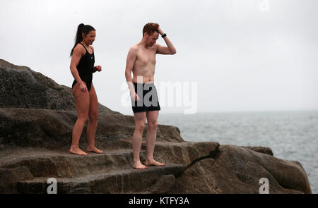 Sandycove, Irlanda. Il 25 dicembre 2017. Un uomo che pensa due volte prima di prendere parte alla tradizione annuale di saltare in quaranta piedi, un open-sea area balneare, a Sandycove, Co Dublin. Credito : Laura Hutton/Alamy Live News. Foto Stock