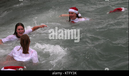 Sandycove, Irlanda. Il 25 dicembre 2017. La gente a prendere parte alla tradizione annuale di saltare in quaranta piedi, un open-sea area balneare, a Sandycove, Co Dublin. Credito : Laura Hutton/Alamy Live News. Foto Stock