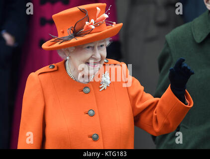 (171226) -- SANDRINGHAM (Gran Bretagna), Dicembre 26, 2017 (Xinhua) -- Queen Elizabeth II assiste il giorno di Natale Chiesa servizio alla Chiesa di Santa Maria Maddalena in Sandringham, Gran Bretagna, il 25 dicembre 2017. (Xinhua) - REGNO UNITO OUT- Foto Stock