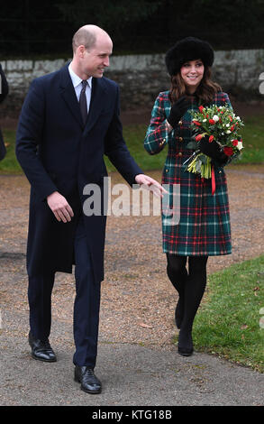 (171226) -- SANDRINGHAM (Gran Bretagna), Dicembre 26, 2017 (Xinhua) -- Prince William, il Duca di Cambridge e sua moglie Caterina, la Duchessa di Cambridge frequentare il giorno di Natale Chiesa servizio alla Chiesa di Santa Maria Maddalena in Sandringham, Gran Bretagna, il 25 dicembre 2017. (Xinhua) - REGNO UNITO OUT- Foto Stock