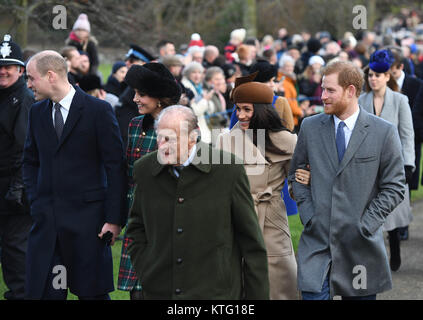 (171226) -- SANDRINGHAM (Gran Bretagna), Dicembre 26, 2017 (Xinhua) -- Prince William (1L), il Duca di Cambridge, sua moglie Caterina (2 L), la Duchessa di Cambridge, il principe Harry (1R) e Meghan Markle (seconda R) frequentano il giorno di Natale Chiesa servizio alla Chiesa di Santa Maria Maddalena in Sandringham, Gran Bretagna, il 25 dicembre 2017. (Xinhua) - REGNO UNITO OUT- Foto Stock