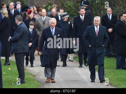 (171226) -- SANDRINGHAM (Gran Bretagna), Dicembre 26, 2017 (Xinhua) -- Prince Charles anteriore (L) e il principe Andréj frequentare il giorno di Natale Chiesa servizio alla Chiesa di Santa Maria Maddalena in Sandringham, Gran Bretagna, il 25 dicembre 2017. (Xinhua) - REGNO UNITO OUT- Foto Stock