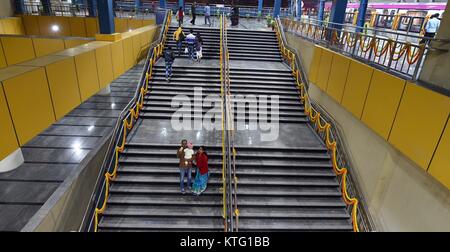 New Delhi, Nuova Delhi. 25 Dic, 2017. La gente a prendere le foto su per le scale della metropolitana di Delhi la linea magenta, a Nuova Delhi, in India il 25 dicembre 2017. Il 12,6-chilometro di linea magenta della metropolitana di Delhi, collegando la parte meridionale di New Delhi con la città satellite di Noida, è stato lanciato il lunedì. Credito: Zhang Naijie/Xinhua/Alamy Live News Foto Stock