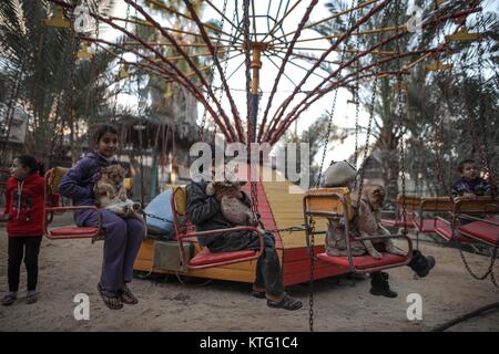La striscia di Gaza. Il 26 dicembre, 2017. Bambini palestinesi di giocare con due-mese-vecchio leone cubs a uno zoo nel sud della striscia di Gaza città di Rafah, il 25 dicembre 2017. Il Palestinese zoo Proprietario Ahmad Joma'a, ha messo tre cuccioli di Lion per la vendita, per il timore di non essere in grado di permettersi di alimentazione come essi crescono. (Xinhua/Wissam Nassar)(axy) Foto Stock