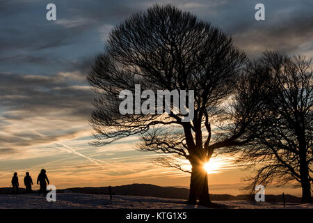 Horben, Germania. 25 Dic, 2017. La gente guarda il tramonto vicino a Horben, Germania, 25 dicembre 2017. Credito: Patrick Seeger/dpa/Alamy Live News Foto Stock