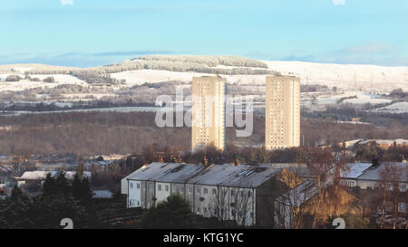 Glasgow, Scotland, Regno Unito 26 Dicembre.UK Meteo: Bianco Boxing Day come la città risveglia fino al sole e neve per tutta la notte su Kilpatrick colline e le torri gemelle di Drumchapel. Credito traghetto Gerard/Alamy Live News Foto Stock