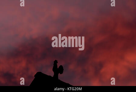 Horben, Germania. 25 Dic, 2017. Una banderuola sotto un cielo rosso al tramonto, vicino a Horben, Germania, 25 dicembre 2017. Credito: Patrick Seeger/dpa/Alamy Live News Foto Stock