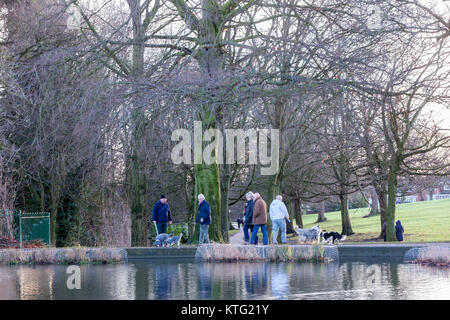 Northampton, Regno Unito. Il 26 dicembre, 2017. Boxing Day Meteo: un freddo mattino luminoso in Abington Park con heavy rain previsioni per il tardo pomeriggio e la sera. La gente fuori a godersi il sole nel parco questa mattina evitando il boxing day vendite in corso in città. Credito: Keith J Smith./Alamy Live News Foto Stock