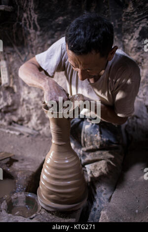 Kashgar, Kashgar, Cina. 23 Dic, 2017. Kashgar, Cina-23rd Dicembre 2017:(solo uso editoriale. Cina OUT) .un artigiano rende il lavoro in ceramica a Kashgar, a nord-ovest della Cina di Xinjiang Uygur Regione autonoma. Credito: SIPA Asia/ZUMA filo/Alamy Live News Foto Stock