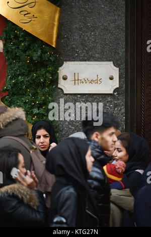 Knightsbridge di Londra, Regno Unito. Il 26 dicembre 2017. Boxing Day vendite: la vendita di Harrods. Credito: Matteo Chattle/Alamy Live News Foto Stock