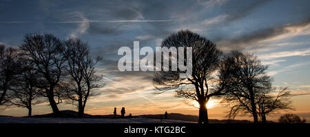 Horben, Germania. 25 Dic, 2017. La gente guarda il tramonto vicino a Horben, Germania, 25 dicembre 2017. Credito: Patrick Seeger/dpa/Alamy Live News Foto Stock