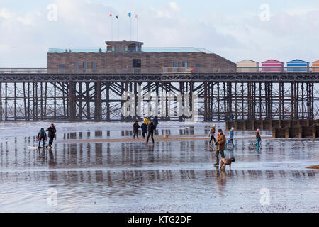 Hastings, East Sussex, Regno Unito. Il 26 dicembre 2017. Un mite e soleggiato giorno di Boxing Day. La marea è fuori e un sacco di persone stanno camminando nei pressi di vincita del premio pier in Hastings questa mattina. Photo credit: Paolo Lawrenson/ Alamy Live News Foto Stock