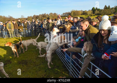 Lyndhurst, Hampshire, Regno Unito. Il 26 dicembre 2017. New Forest Hunt si incontra per loro Boxing Day caccia al Boltons banco a Lyndhurst in Hampshire. La caccia con i segugi incontrano il pubblico. Credito Foto: Graham Hunt/Alamy Live News Foto Stock