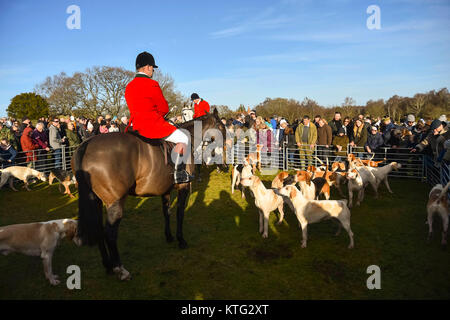 Lyndhurst, Hampshire, Regno Unito. Il 26 dicembre 2017. New Forest Hunt si incontra per loro Boxing Day caccia al Boltons banco a Lyndhurst in Hampshire. La caccia con i segugi incontrano il pubblico. Credito Foto: Graham Hunt/Alamy Live News Foto Stock