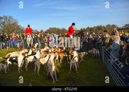 Lyndhurst, Hampshire, Regno Unito. Il 26 dicembre 2017. New Forest Hunt si incontra per loro Boxing Day caccia al Boltons banco a Lyndhurst in Hampshire. La caccia con i segugi incontrano il pubblico. Credito Foto: Graham Hunt/Alamy Live News Foto Stock