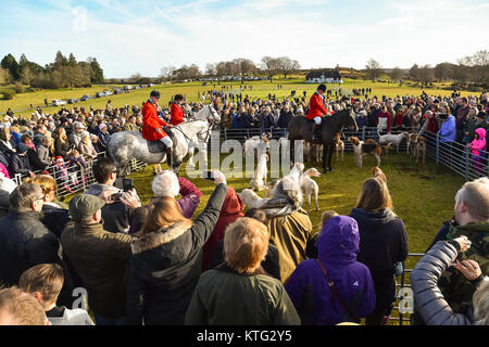 Lyndhurst, Hampshire, Regno Unito. Il 26 dicembre 2017. New Forest Hunt si incontra per loro Boxing Day caccia al Boltons banco a Lyndhurst in Hampshire. La caccia con i segugi incontrano il pubblico. Credito Foto: Graham Hunt/Alamy Live News Foto Stock