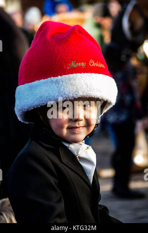 Leominster, UK. Il 26 dicembre, 2017. Il membro più giovane del Nord herefordshire Hunt sorrisi per una fotografia come centinaia di persone si radunano in Leominster's Corn Square per guardare il tradizionale incontro dei 99 enne Nord Herefordshire caccia sul Boxing Day in Leominster sul 26 dicembre 2017. Credito: Jim legno/Alamy Live News Foto Stock