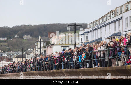 Sidmouth, Devon 26 Dic 17 migliaia di spettatori pranzo spianata per guardare l'annuale Boxing Day nuotare a Sidmouth. Foto centrale / Alamy Live News Foto Stock