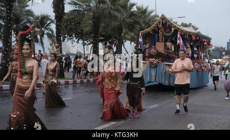 ASEAN Navy Parade 50th Anniversary International Fleet Week 2017 Pattaya Beach Thailandia Swabbie marcia in discesa pioggia Weather Pass in Review Foto Stock